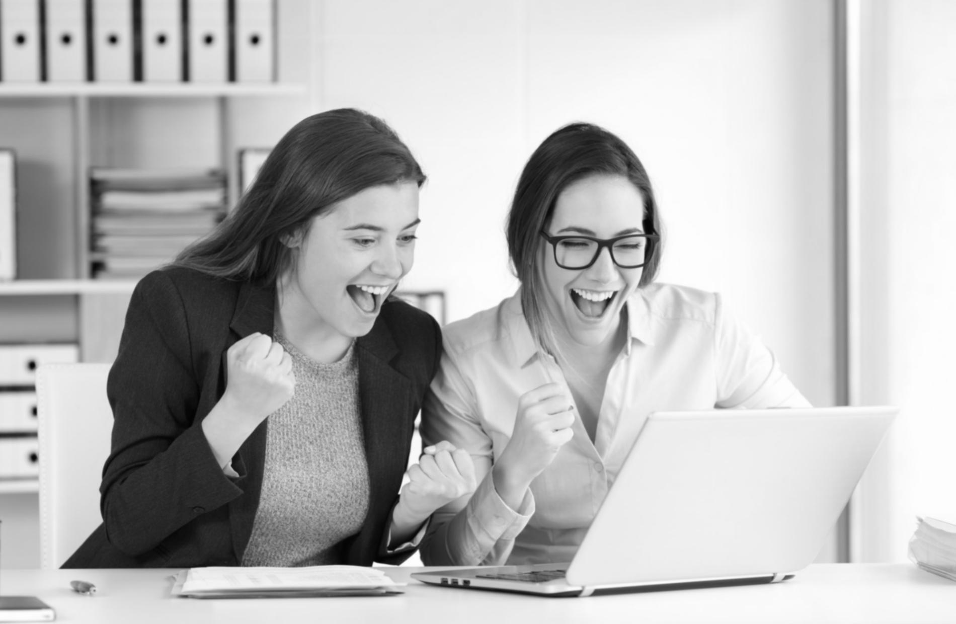 Teilnehmerin konzentriert sich auf eine Aufgabe während einer Online-Einheit